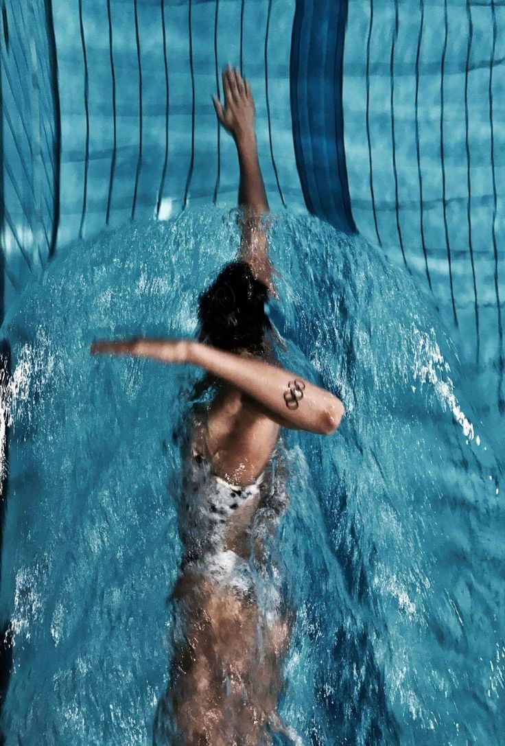 Nadadora avanzando bajo el agua en una piscina
