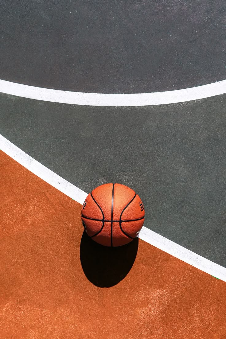 Balón de baloncesto sobre una pista exterior