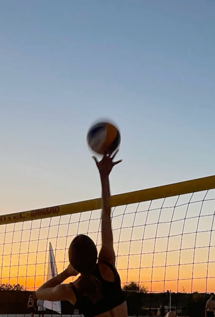 Partido de voleibol al atardecer
