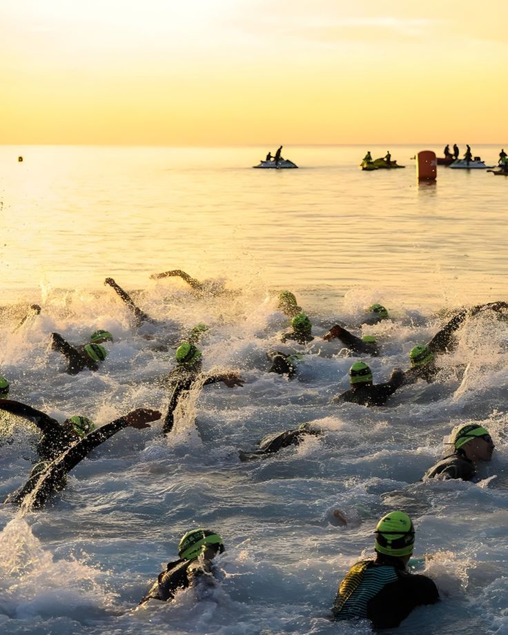 Salida de natación de un triatlón al amanecer