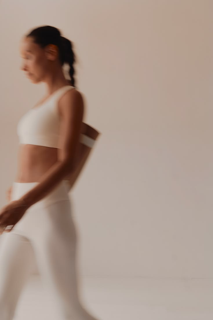 Mujer en movimiento en un estudio de barre de tonos claros