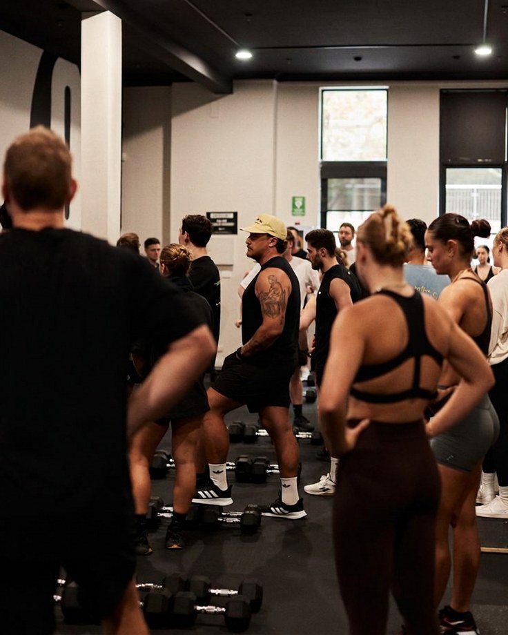 Clase de entrenamiento funcional en grupo