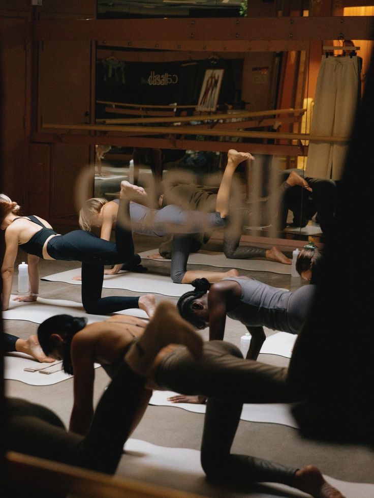Clase de pilates en un estudio con luz cálida