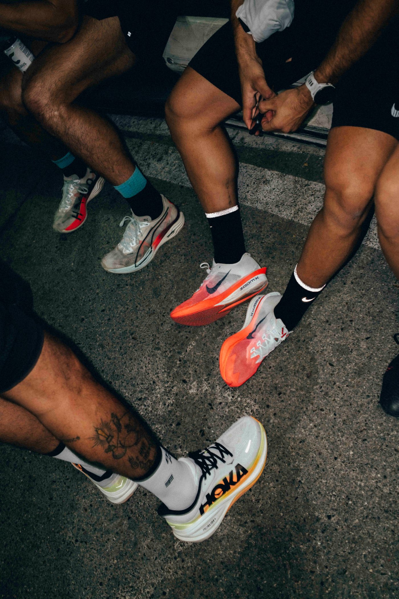 Corredores descansando juntos tras un entrenamiento