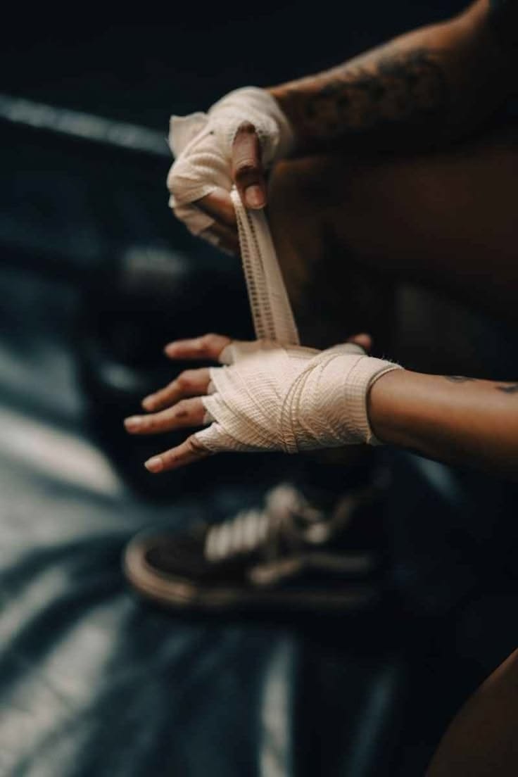 Entrenamiento de boxeo con manoplas en un gimnasio