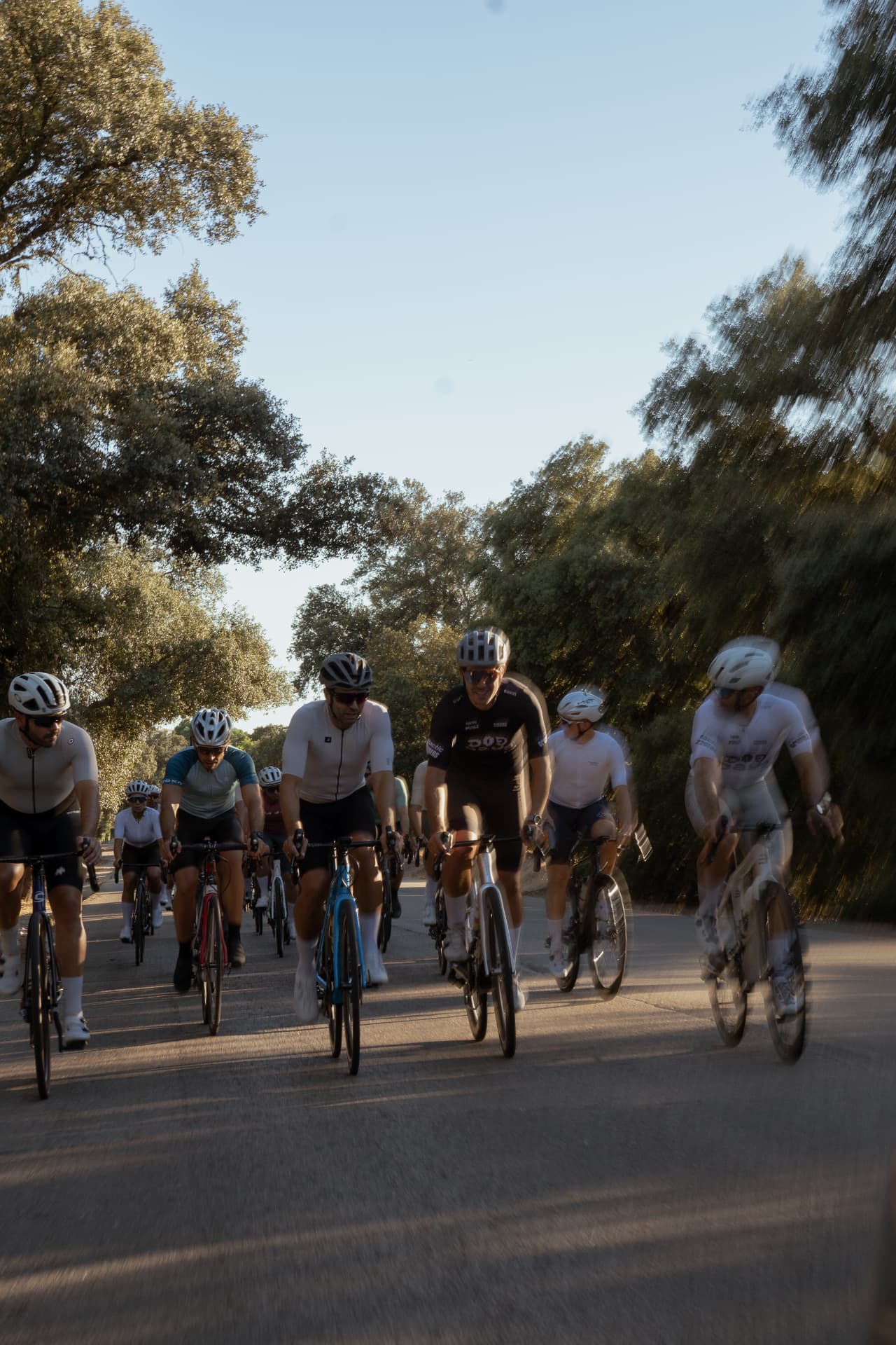 Comunidad ciclista avanzando junta durante una salida
