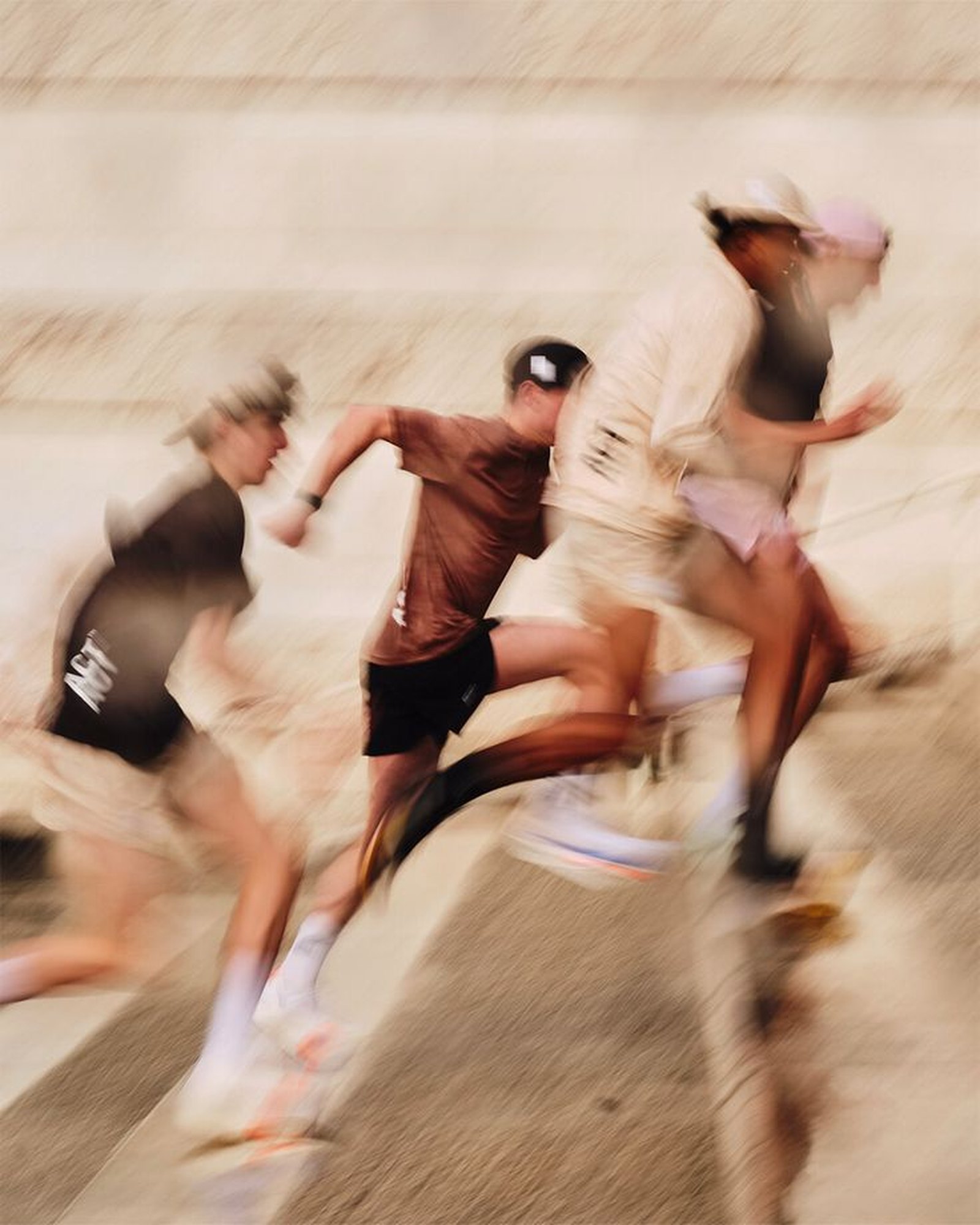Personas corriendo juntas al amanecer